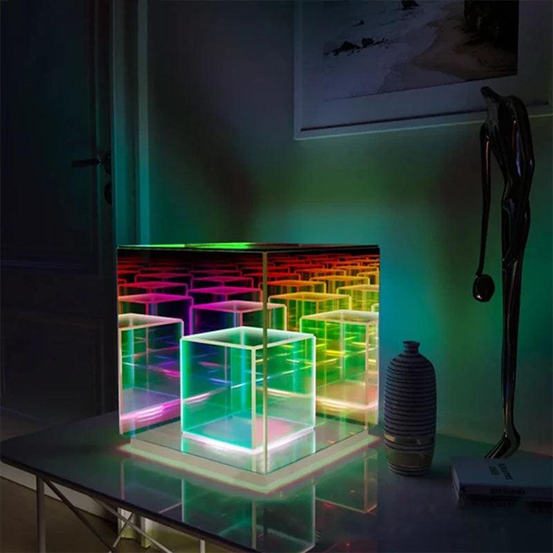 InfinityCube - Moderne bordlampe med farverige reflekser for en fantastisk rumstemning