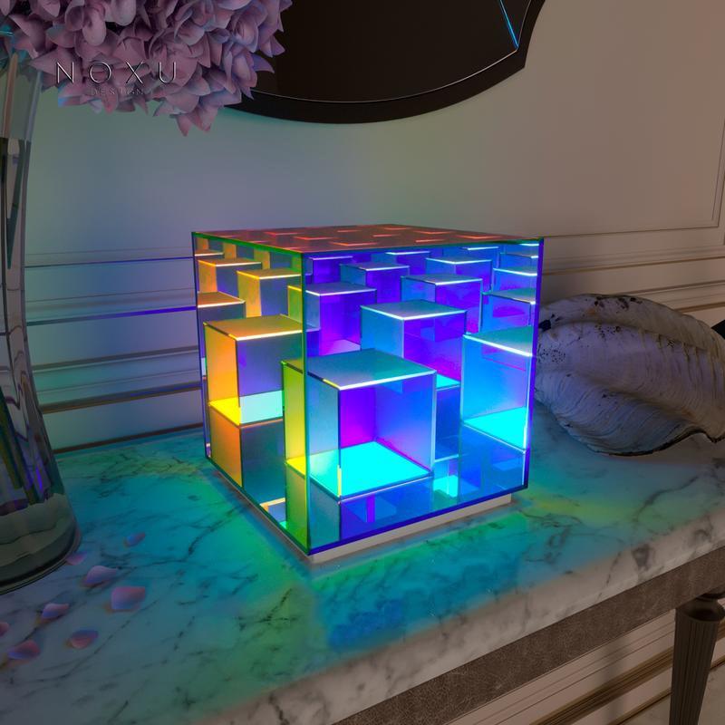 InfinityCube - Moderne bordlampe med farverige reflekser for en fantastisk rumstemning