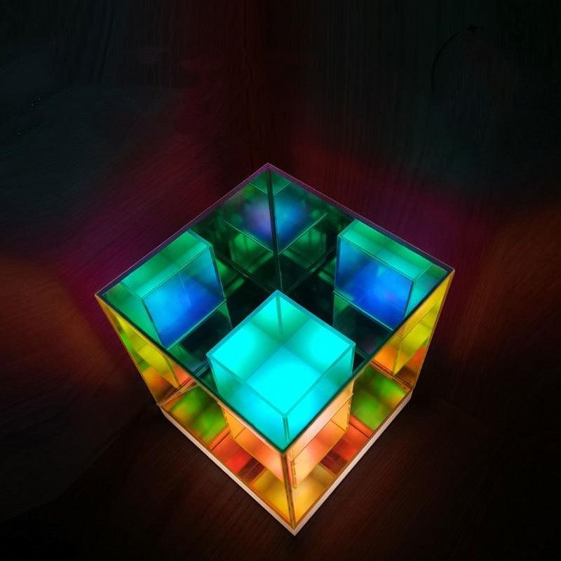 InfinityCube - Moderne bordlampe med farverige reflekser for en fantastisk rumstemning