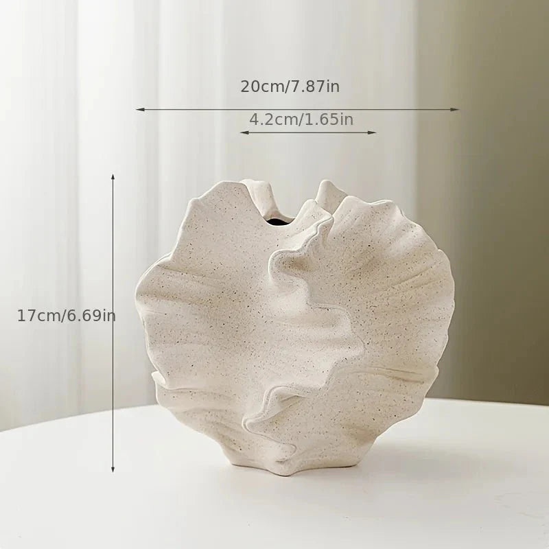 DecoWave - Stilfuld keramisk vase med geometrisk bølgemønster og kronbladsform