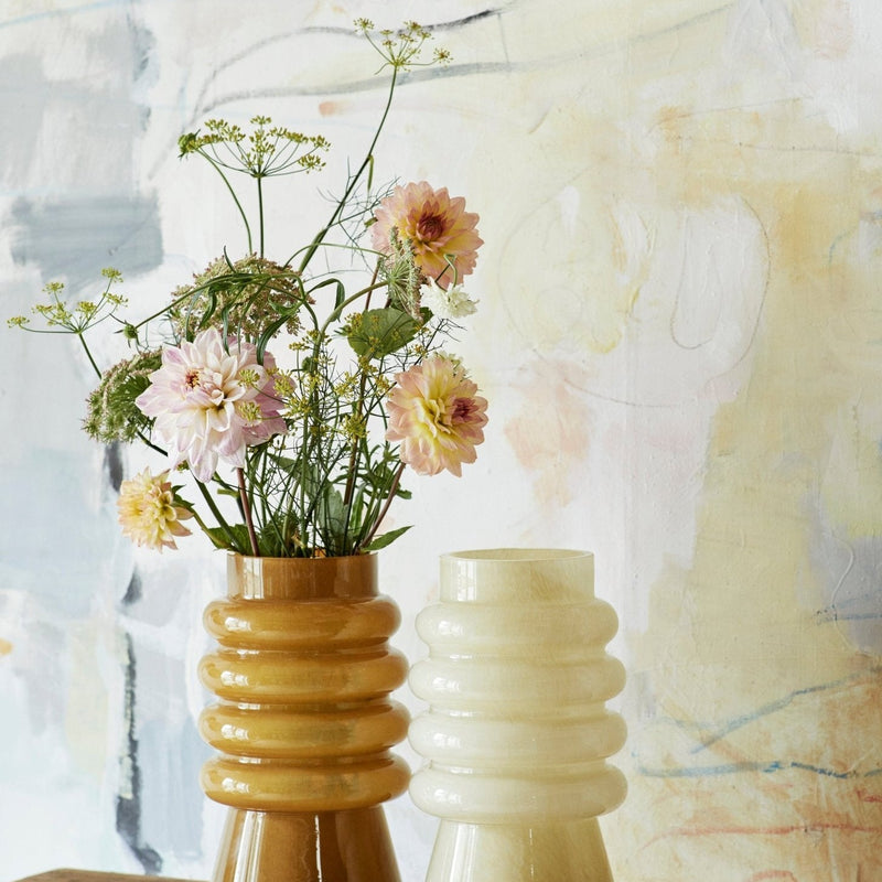 CurveBloom - Stilfuld dekorativ vase med unikt rillet design