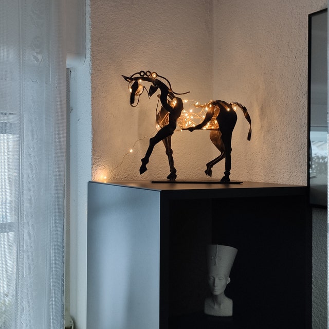 GlowHorse - Trådløs Touch-Control bordlampe med kunstnerisk hestedesign