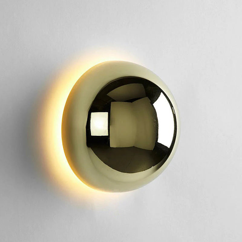 BauhausGlow – Middelalderinspireret væglampe med minimalistisk design