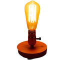GlowNest – Natbordslampe med træfod og klassisk design