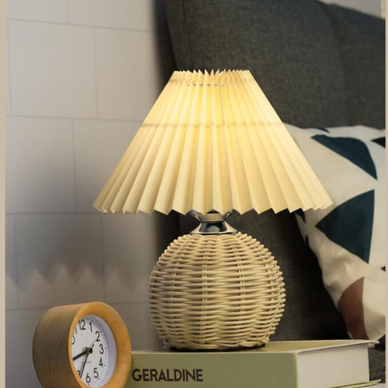 LumaFold - Sammenklappelig bordlampe i rotting med varmt lys