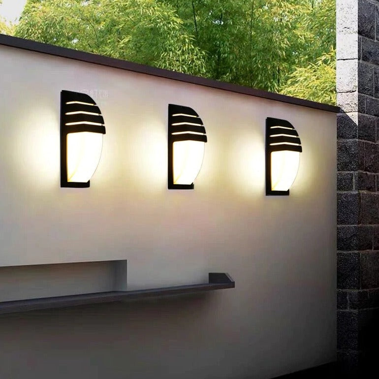LumeGlow – moderne udendørs væglampe med elegant buet design og dekorative accenter