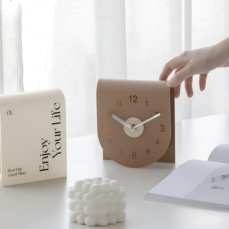 ClariClock – Elegant bordur med naturligt look og klare tal