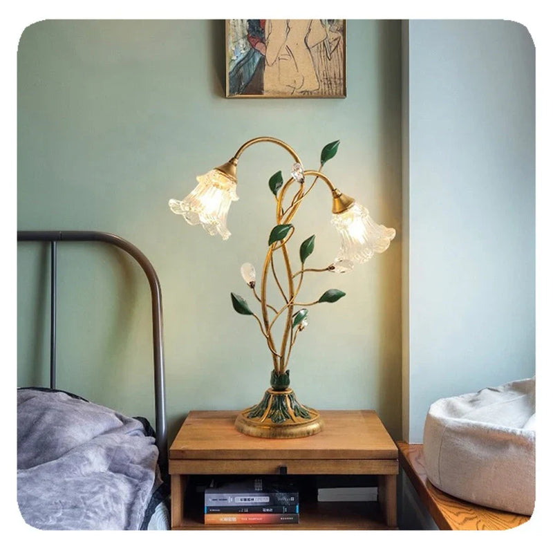FloraVibe – Elegant blomsterinspireret bordlampe for blød belysning og tidløs charme
