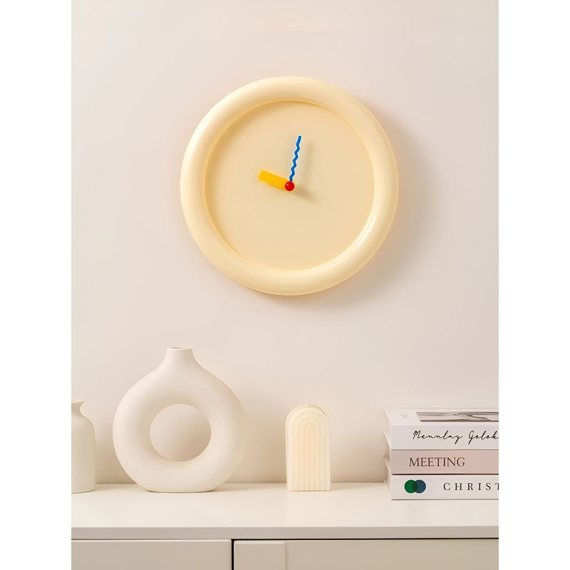 ArtisClock - Farverigt geometrisk vægur i Memphis-stil med dristigt kunstnerisk design