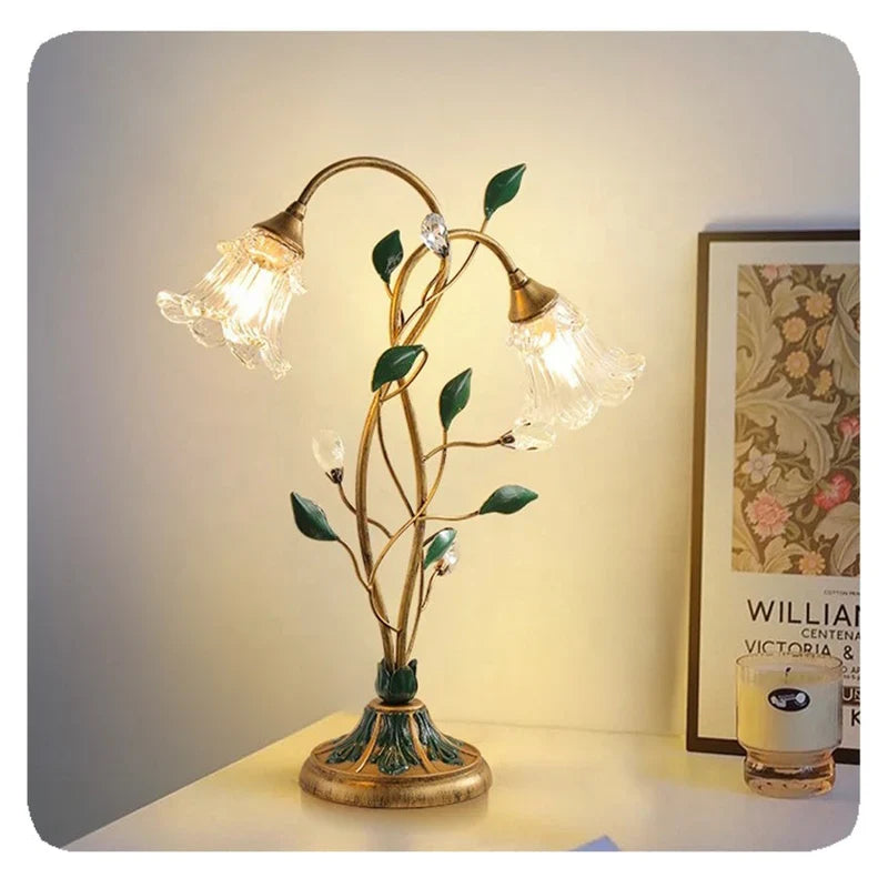 FloraVibe – Elegant blomsterinspireret bordlampe for blød belysning og tidløs charme