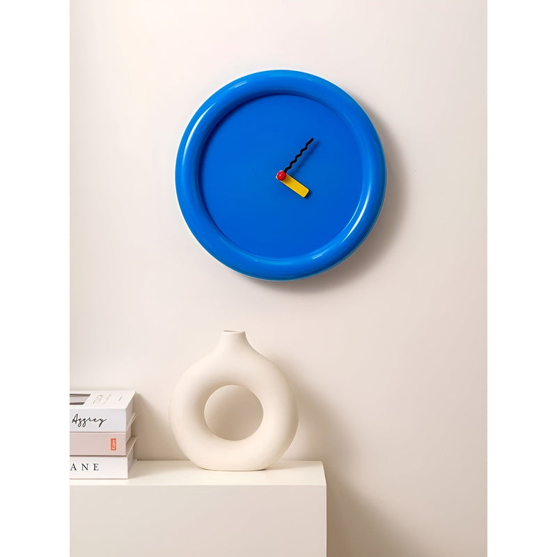 ArtisClock - Farverigt geometrisk vægur i Memphis-stil med dristigt kunstnerisk design