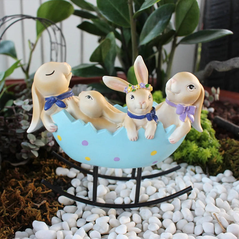 BunnyCharm – Påskehare-ornament i harpiks med gyngende æg og pastelfinish