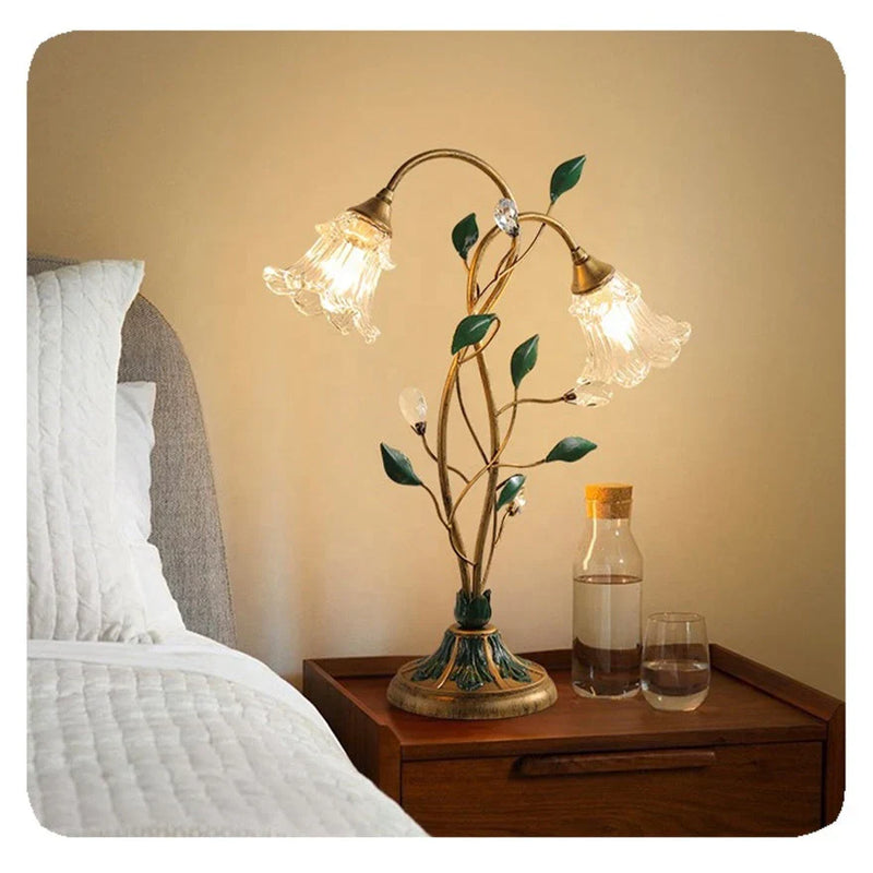 FloraVibe – Elegant blomsterinspireret bordlampe for blød belysning og tidløs charme