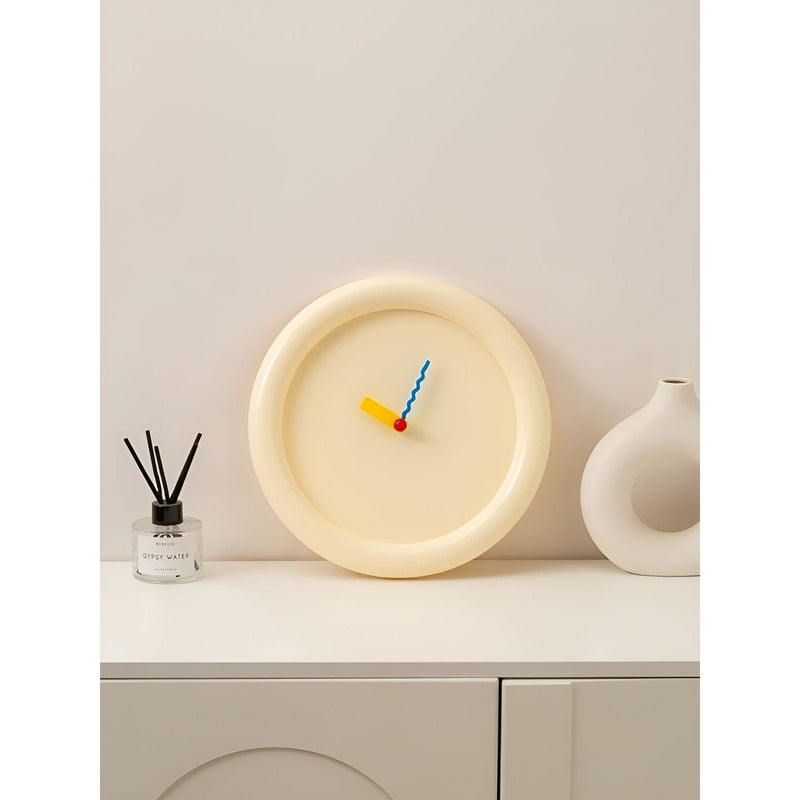 ArtisClock - Farverigt geometrisk vægur i Memphis-stil med dristigt kunstnerisk design