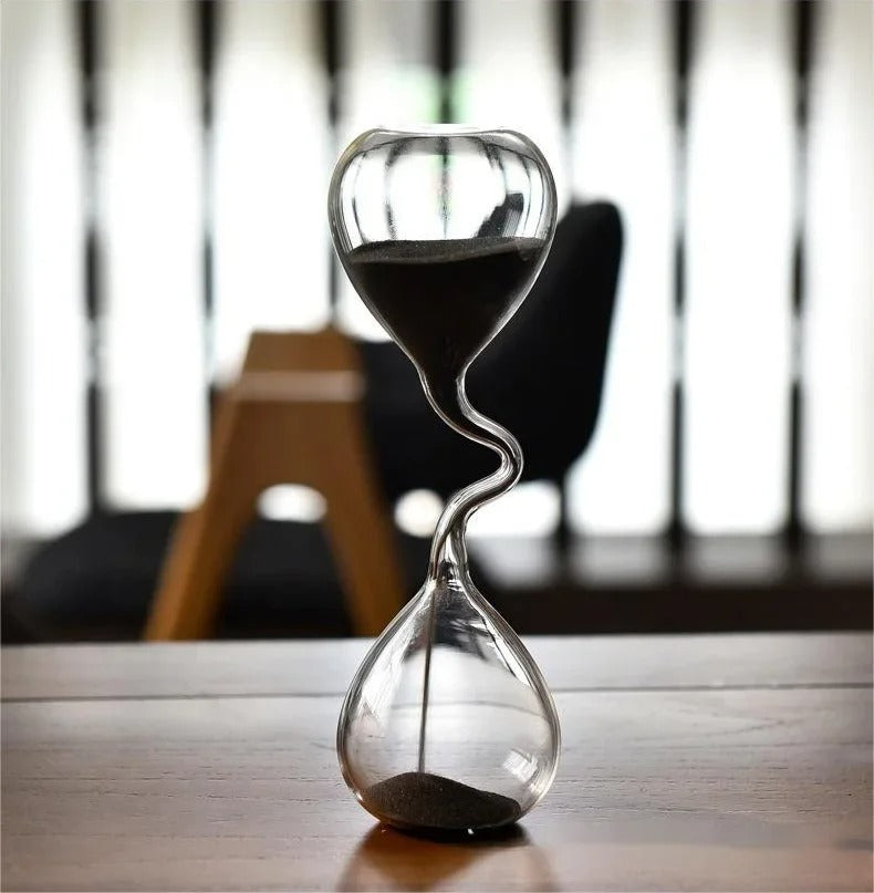 TimeWave - Elegant buet timeglas med flydende sort sand