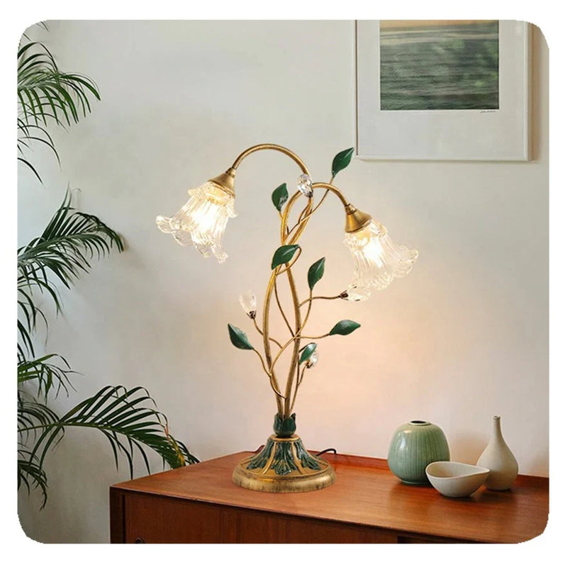 FloraVibe – Elegant blomsterinspireret bordlampe for blød belysning og tidløs charme
