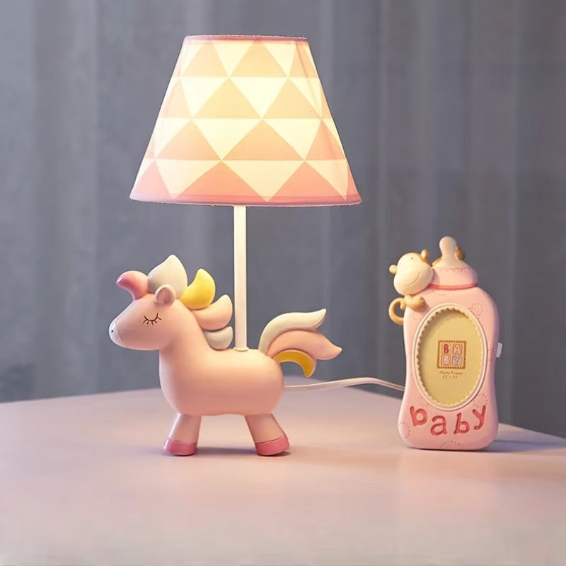 TwinkleHorn – Klassisk enhjørning bordlampe med legende design