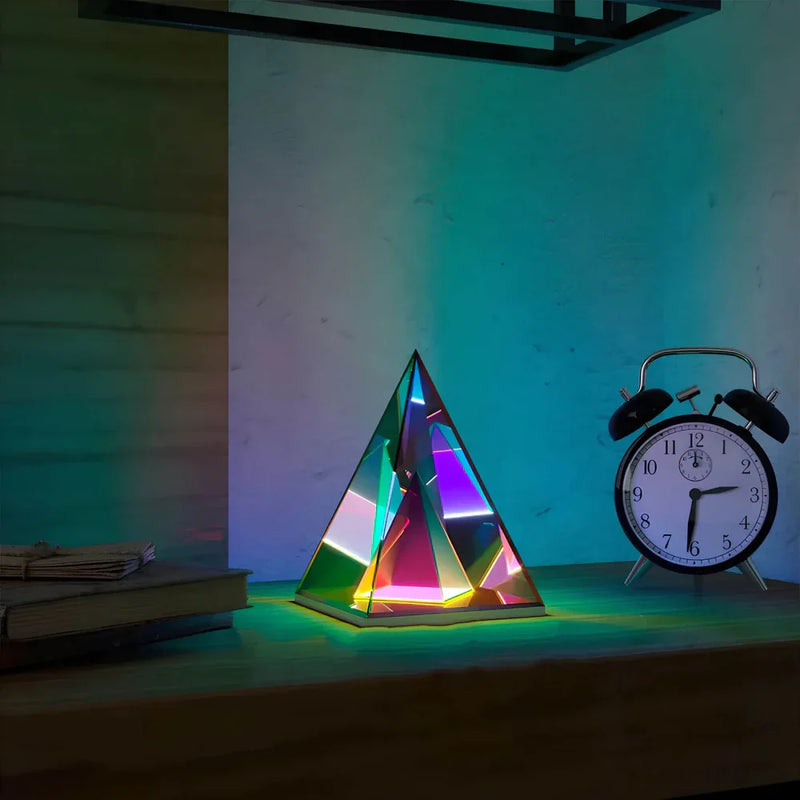 PrisimGlow - Elegant prismeformet bordlampe til blød omgivelsesbelysning i ethvert rum