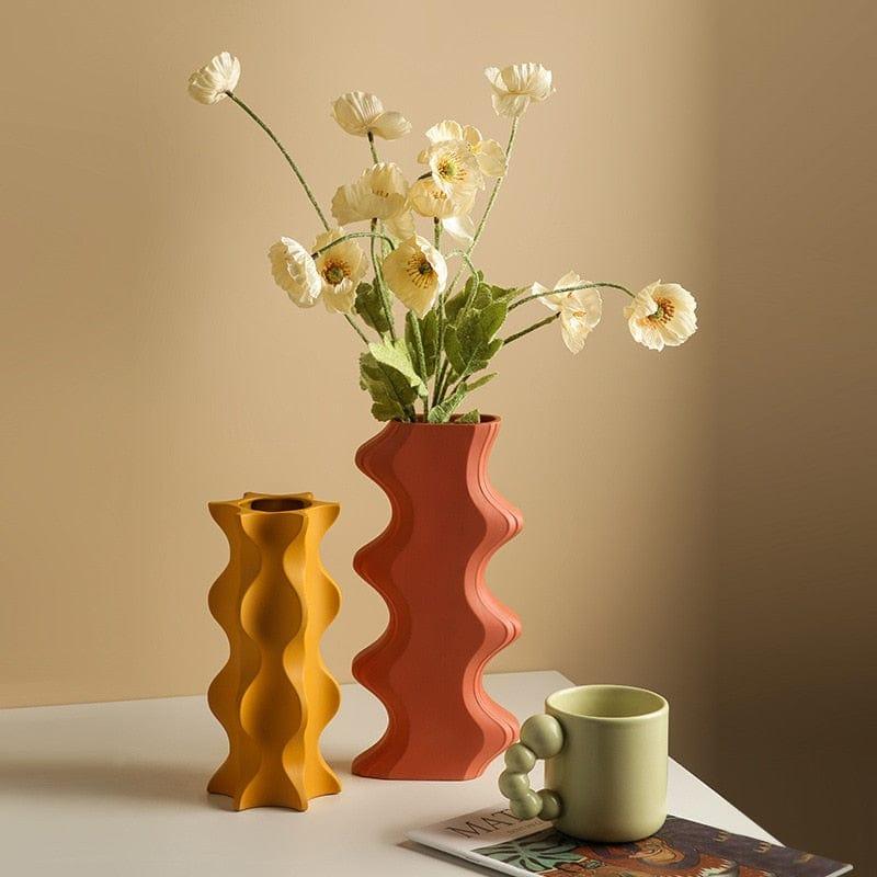 PureForm – Elegant dekorativ vase med minimalistisk design til elegante blomsterdekorationer