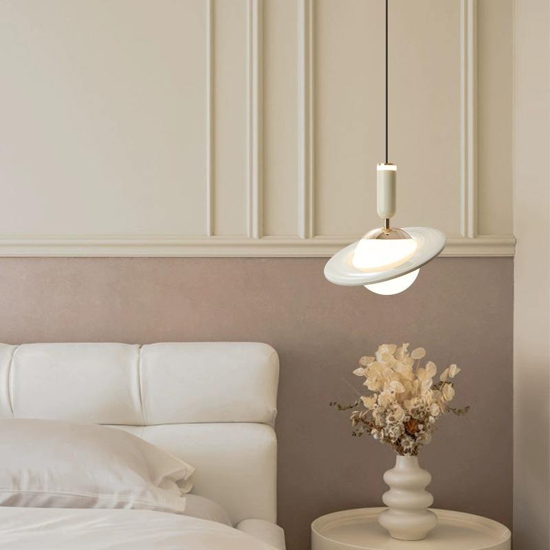 OrbitGlow – Saturn inspirerede pendellamper i legesyge pastelfarver