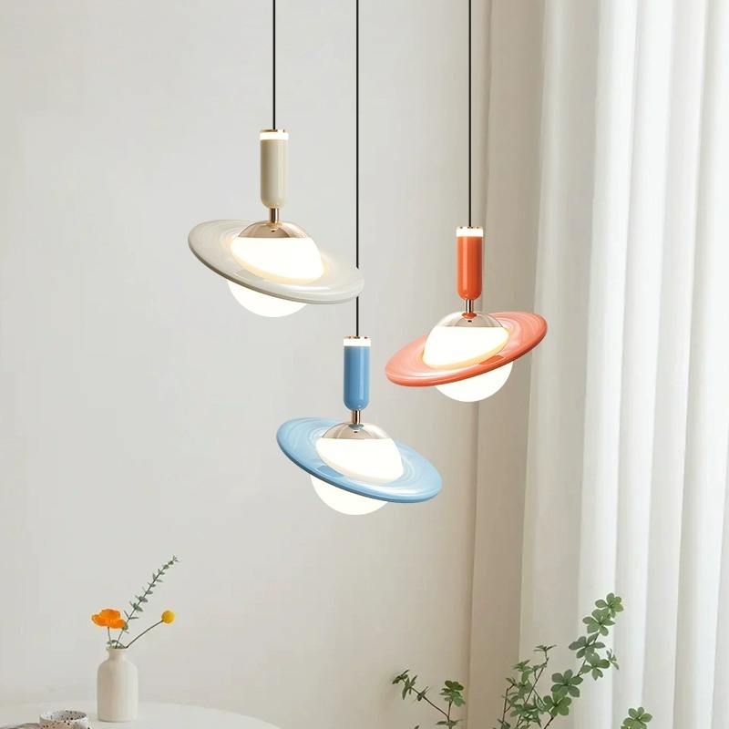 OrbitGlow – Saturn inspirerede pendellamper i legesyge pastelfarver