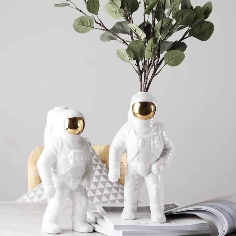 AstroFlora - Unik Astronautvase Med Blomsterholder til Din Boligindretning