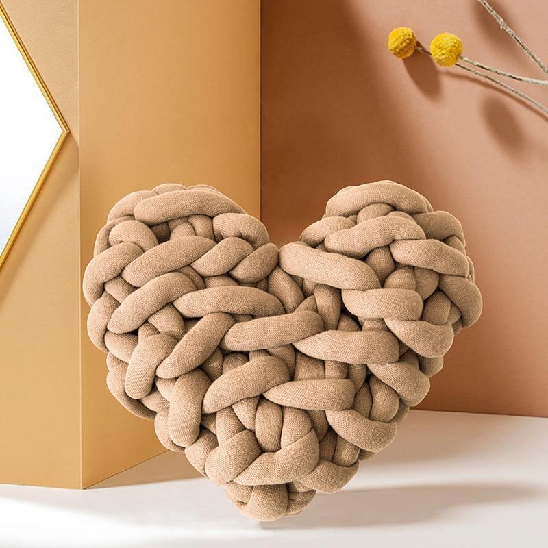 LoveTwist - Hyggelig hjerteformet pude med chunky twist-design