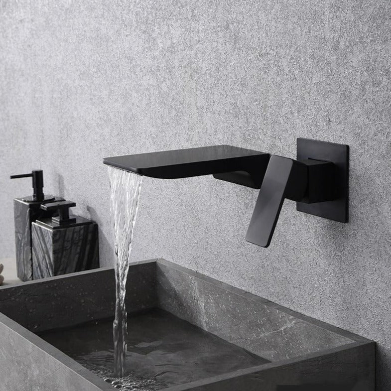 AquaFlow – Vægmonteret vandfaldshane med bred tud for et stilfuldt, moderne touch