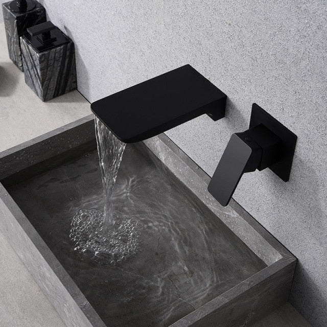 AquaFlow – Vægmonteret vandfaldshane med bred tud for et stilfuldt, moderne touch