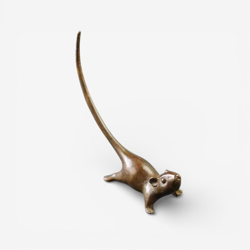 RatNest – Dekorativ Rottestatue med Lang Hale