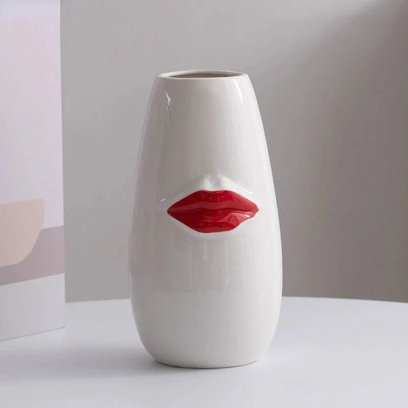LipsBloom – Keramisk Vase med Røde Læber