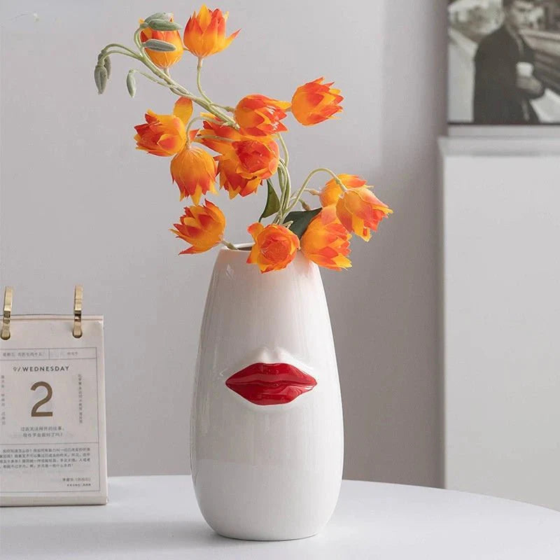LipsBloom – Keramisk Vase med Røde Læber
