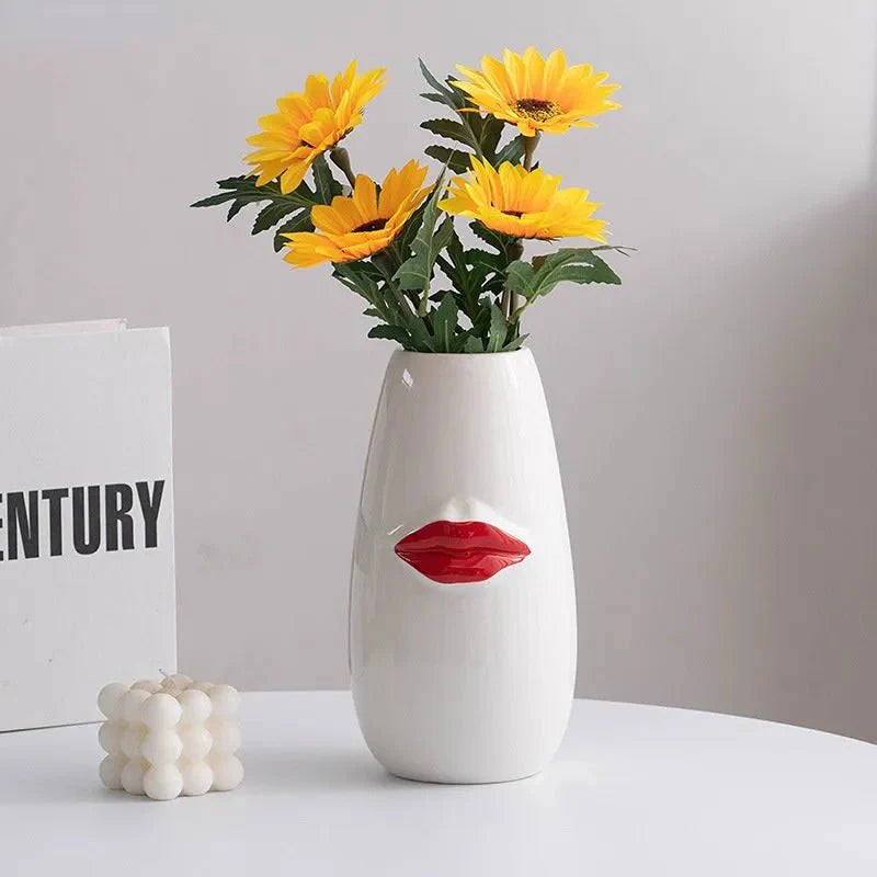 LipsBloom – Keramisk Vase med Røde Læber