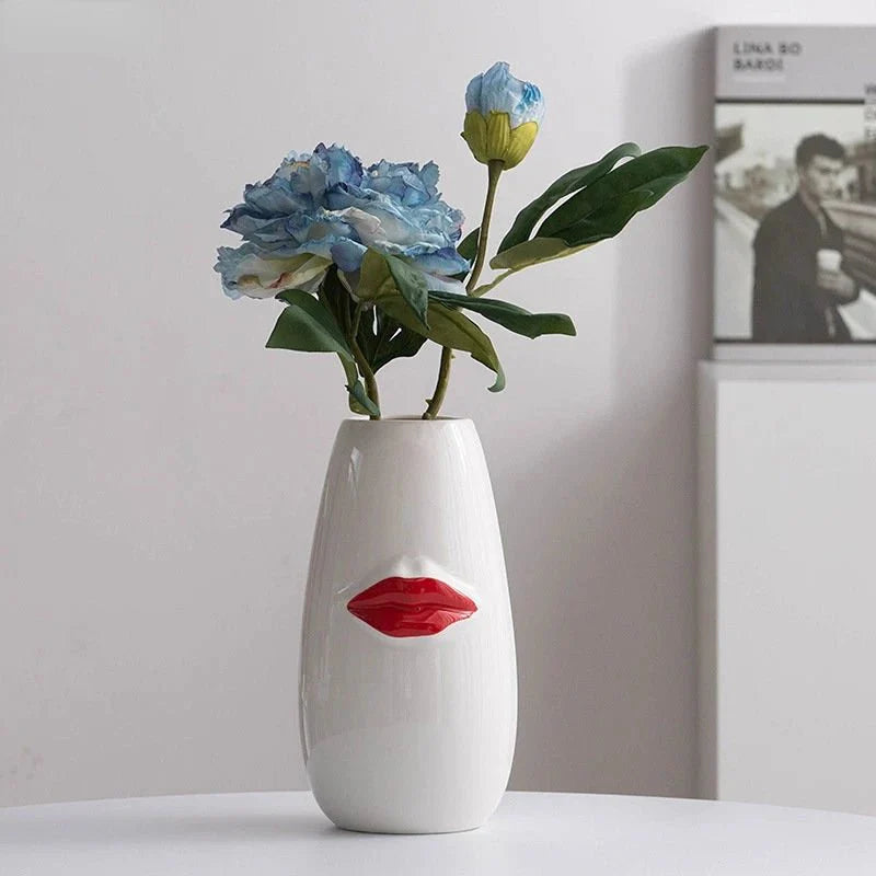LipsBloom – Keramisk Vase med Røde Læber