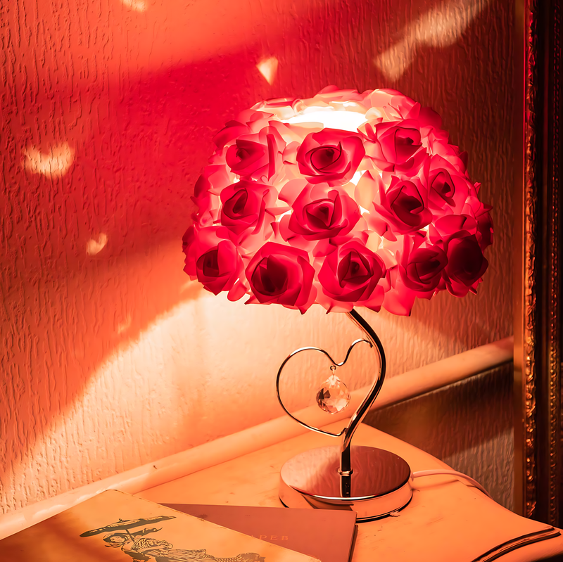 RoseGlow – Dekorativ lampe med elegant blomsterdesign og stilfuld base til ethvert rum