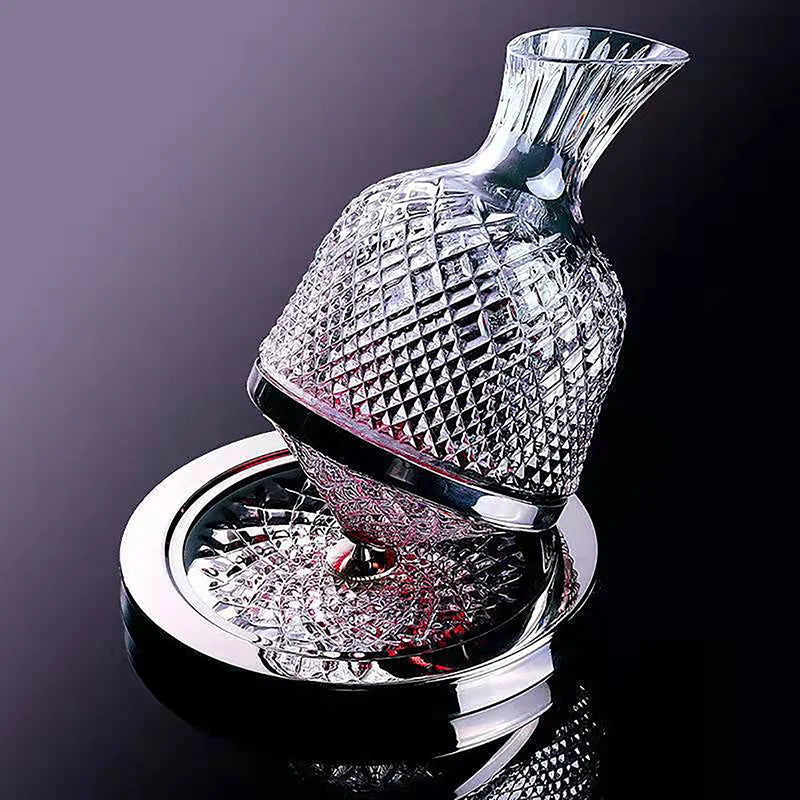SpineElle - Elegant serveringskaraffel i krystal med roterende bund og facetslebet design
