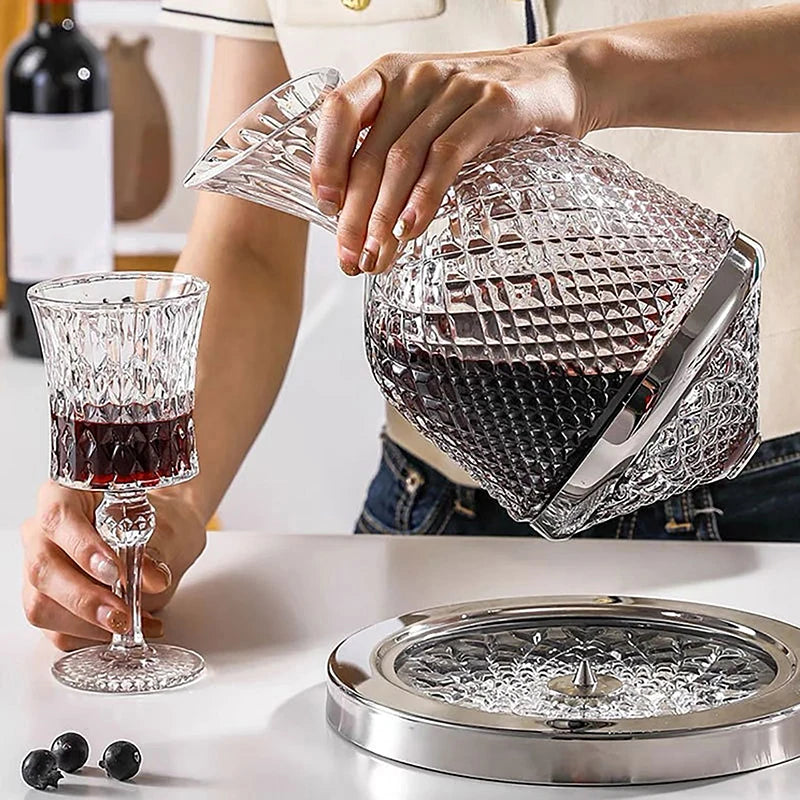 SpineElle - Elegant serveringskaraffel i krystal med roterende bund og facetslebet design