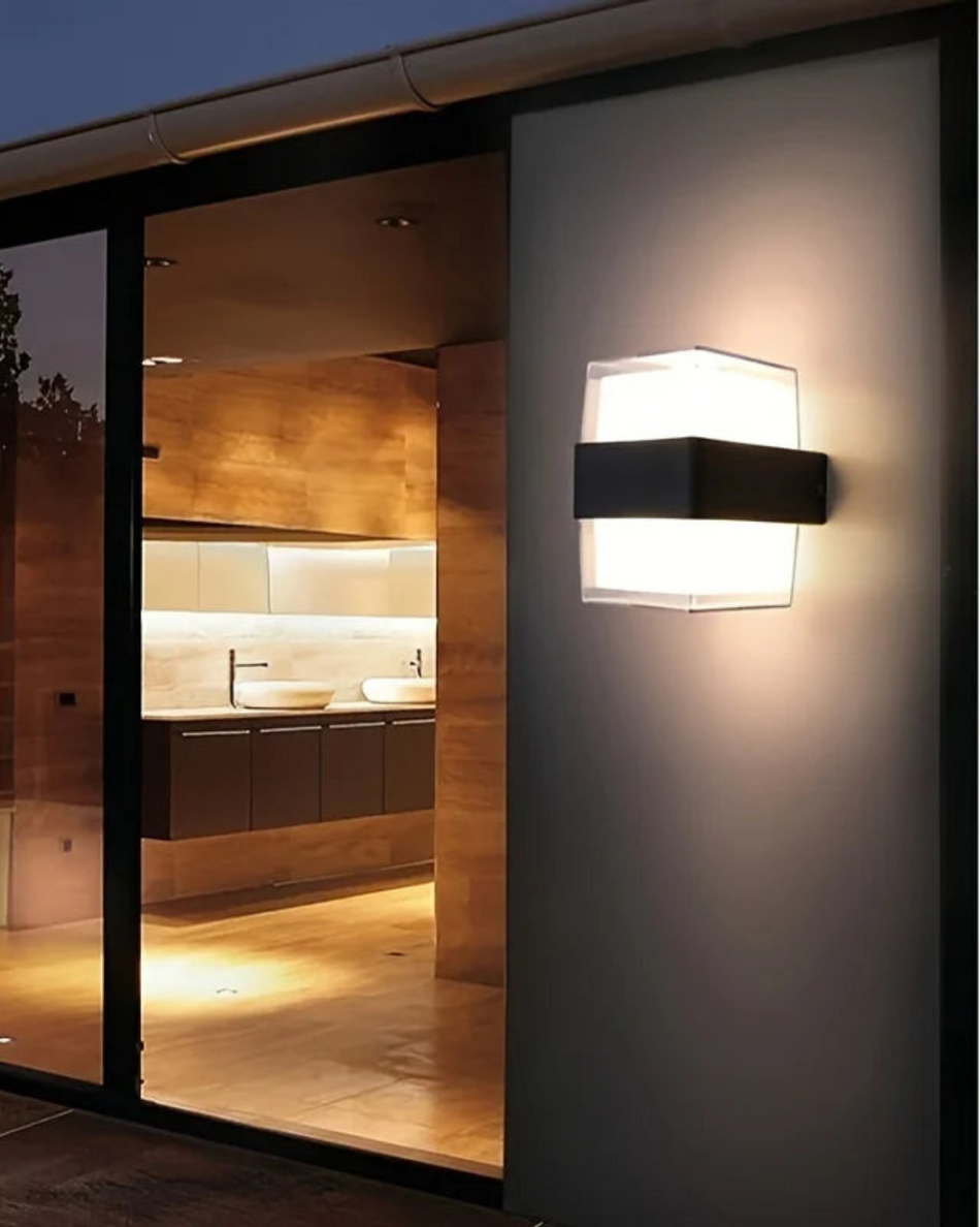 SereneGlow - Elegant udendørs væglampe for en varm og indbydende stemning