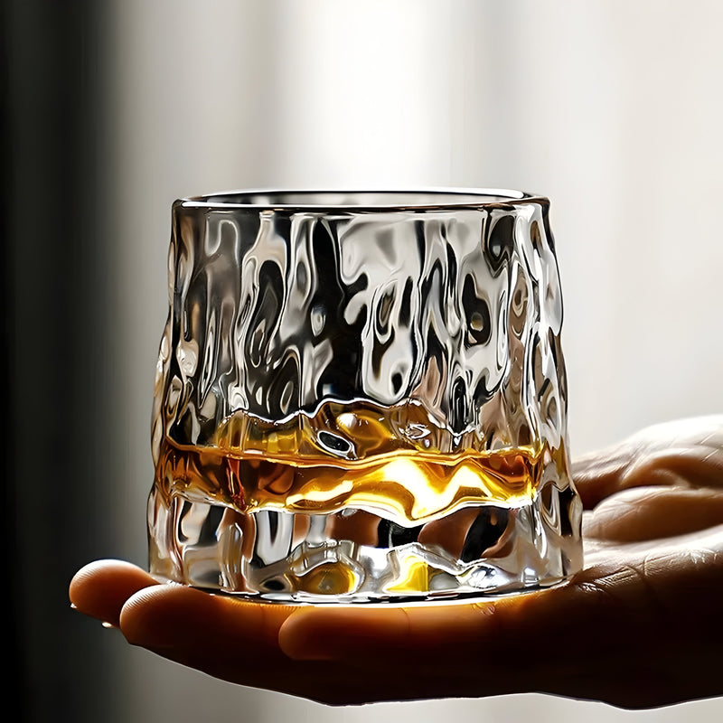 ClinkSpin - Roterende tekstureret whiskyglas med iøjnefaldende ribbet design