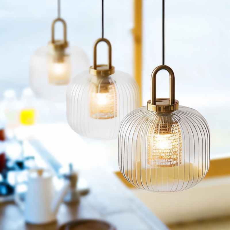 GlowVerre – Retro pendel med struktureret skærm og varm gylden accent