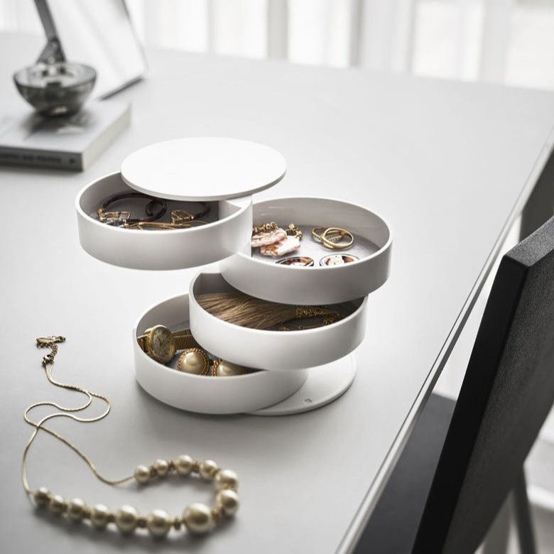 SwivelSpark – Elegant smykkearrangør med drejeligt design og blødt interiør til sikker opbevaring