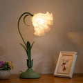 LumaPetal – Enkeltlys bordlampe med kronbladsskærmdetaljer