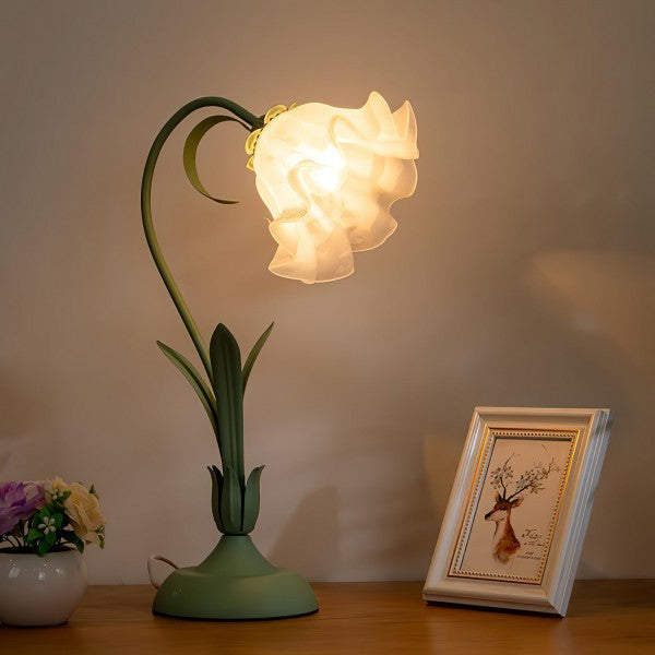 LumaPetal – Enkeltlys bordlampe med kronbladsskærmdetaljer