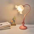 LumaPetal – Enkeltlys bordlampe med kronbladsskærmdetaljer