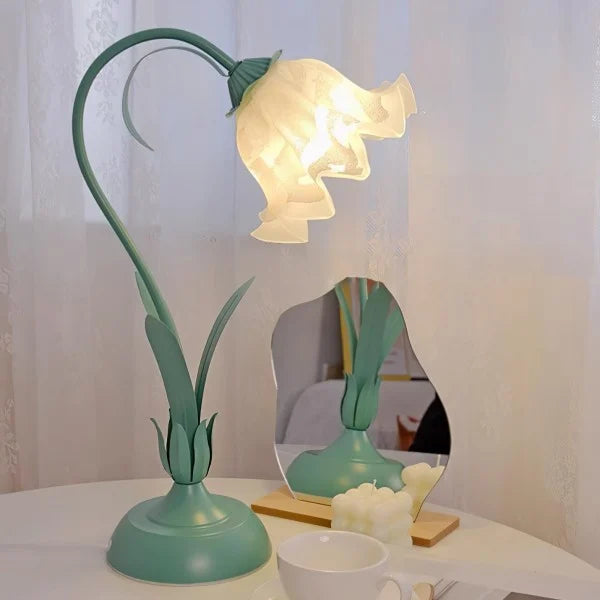 LumaPetal – Enkeltlys bordlampe med kronbladsskærmdetaljer