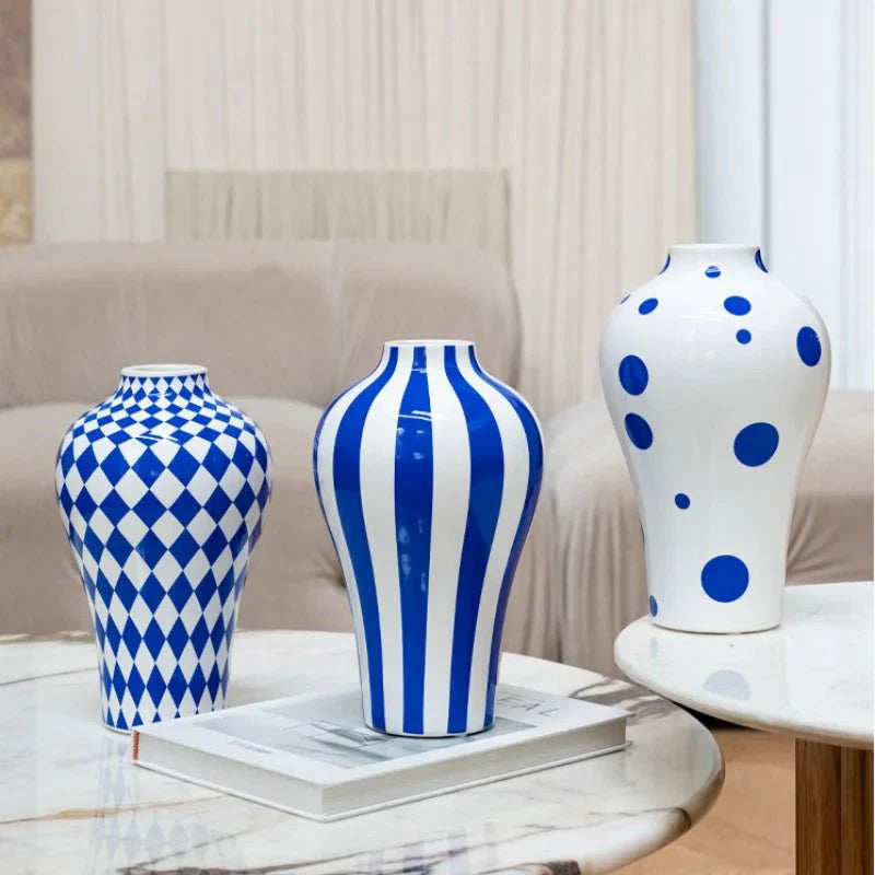 GeoGlow – Blå Keramisk Vase med Prikket og Quiltet Geometrisk Struktur til Dekoration
