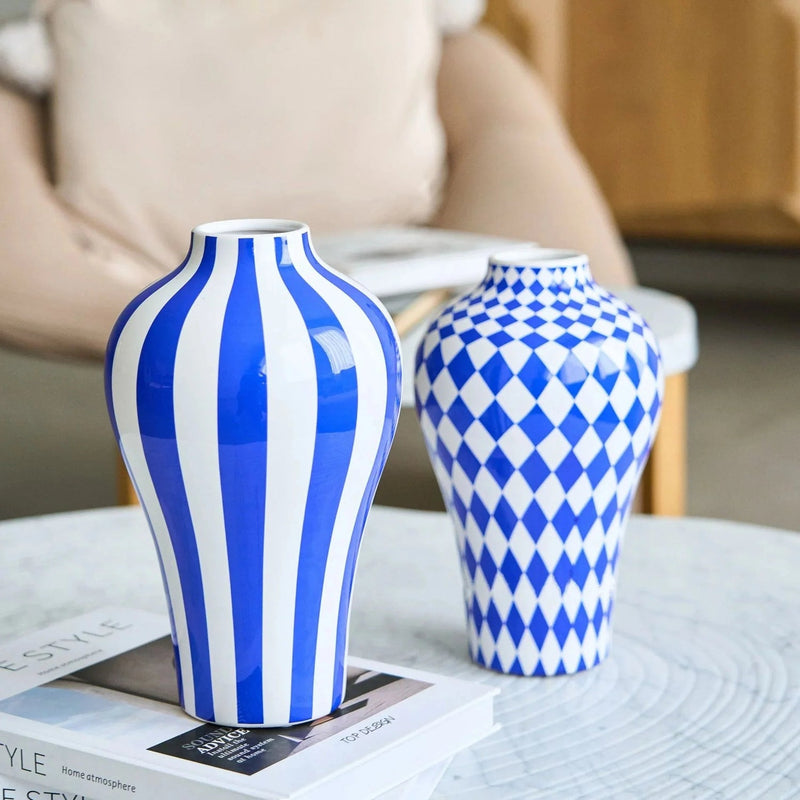 GeoGlow – Blå Keramisk Vase med Prikket og Quiltet Geometrisk Struktur til Dekoration