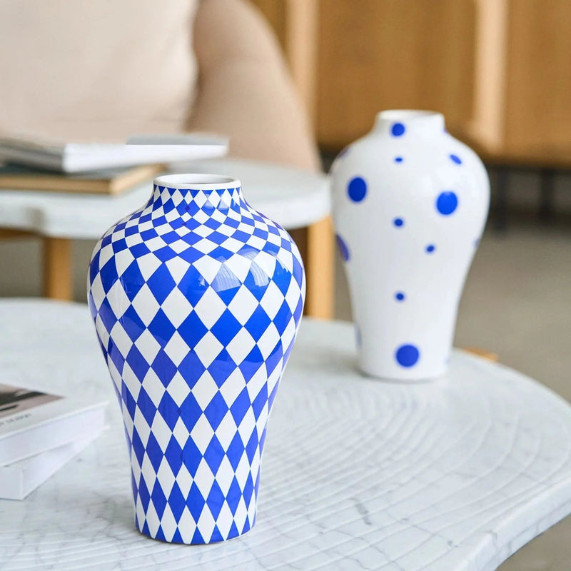 GeoGlow – Blå Keramisk Vase med Prikket og Quiltet Geometrisk Struktur til Dekoration