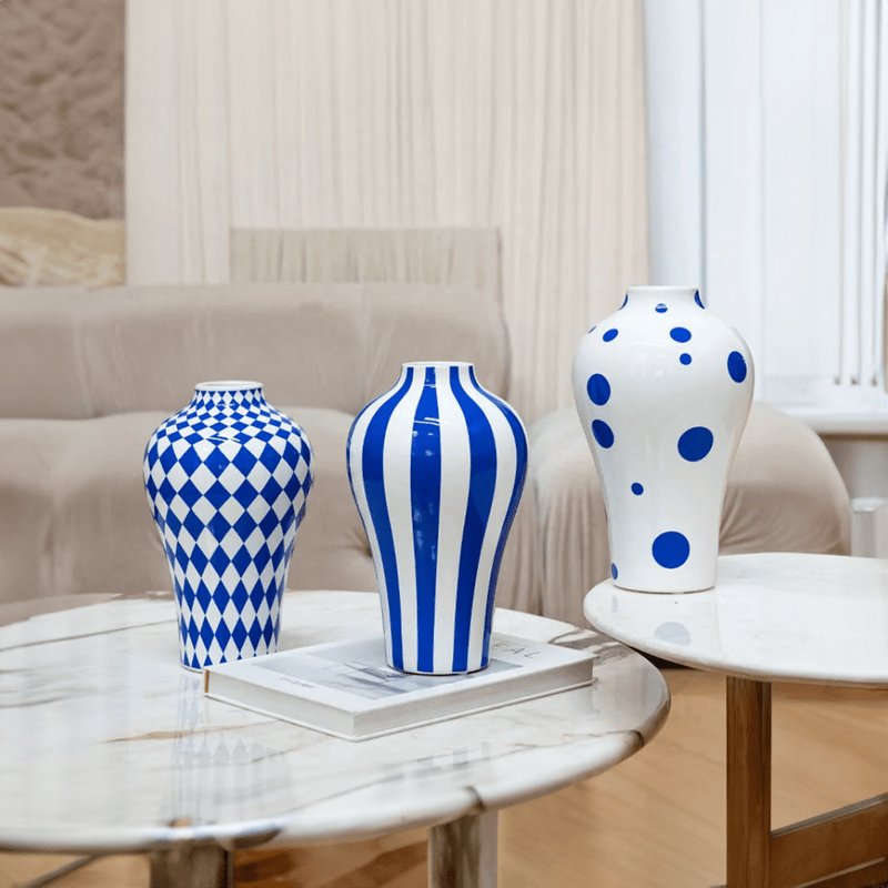 GeoGlow – Blå Keramisk Vase med Prikket og Quiltet Geometrisk Struktur til Dekoration