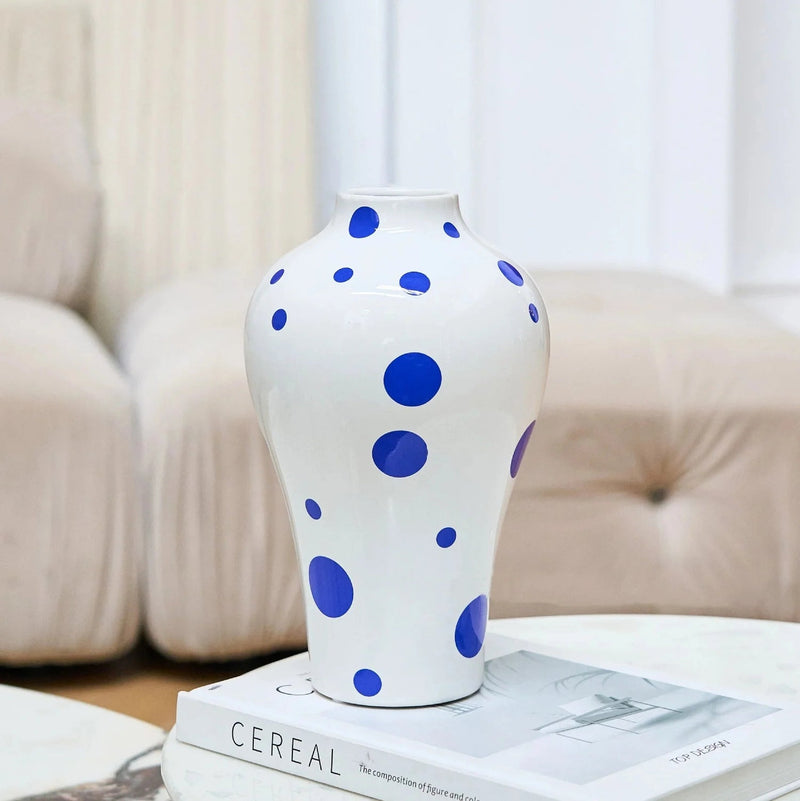 GeoGlow – Blå Keramisk Vase med Prikket og Quiltet Geometrisk Struktur til Dekoration